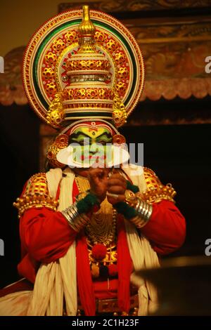 Kathakali, la forma d'arte più bella del Kerala, espressione del Country.facial proprio del Dio della danza classica indiana famosa kathakali. Che è eseguito a. Foto Stock