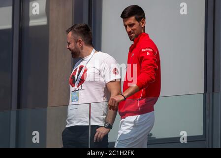 Belgrado, Serbia. 13 Giugno 2020. Novak Djokovic guarda la partita tra Dusan Lajovic e Grigor Dimitrov. Credit: Nikola Krstic/Alamy Live News Foto Stock