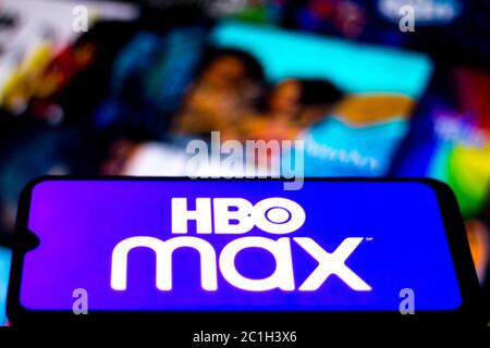 In questa illustrazione fotografica viene visualizzato il logo HBO Max sullo smartphone. Foto Stock