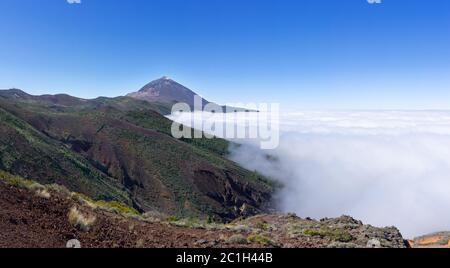 La copertura nuvolosa sopra la valle di Orotava nel parco nazionale di Tenerife con il Teide Foto Stock