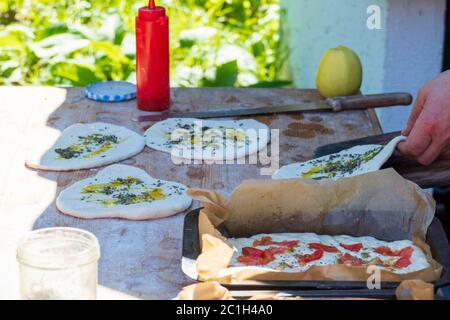 Olivenöl und Kräutern im Holzofen gebreuchen Foto Stock