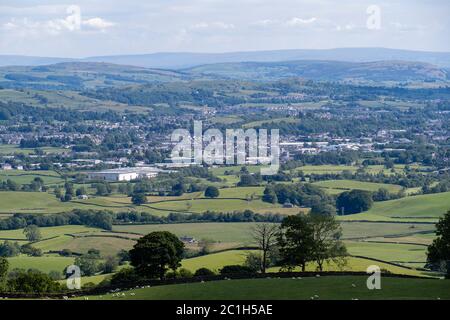 Potter Fell è una caduta nei pressi dei villaggi di Burneside e Staveley, Cumbria, Inghilterra. Sul cadavere sono presenti numerosi tarni, tra cui Gurnal Dubs Foto Stock