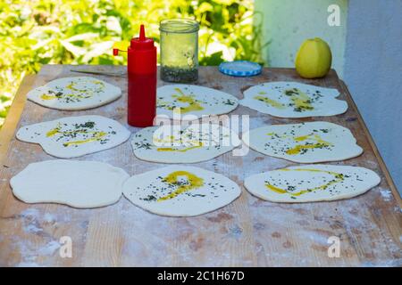 Olivenöl und Kräutern im Holzofen gebreuchen Foto Stock