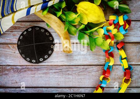 Rituale ebraico festival di Sukkot in ebraico simbolo religioso Etrog, lulav, hadas arava kippa e shofar tallit pregando prenota Foto Stock