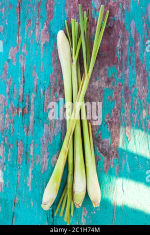 La citronella fresca dal di sopra su un tavolo di legno. Foto Stock