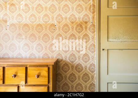 Camera Vintage di pattern con carta da parati e vecchio armadio e porta. Arredamento rustico design. Foto Stock