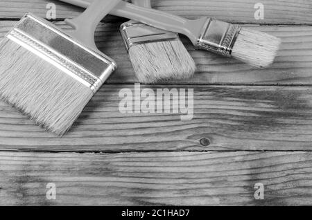 Pennello pittura vernice su sfondo legno Foto Stock