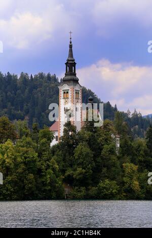 Chiesa di Santa Maria sulla piccola isola del Lago di Bleder Foto Stock