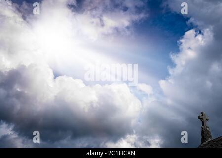 Piccola croce sulla parte superiore di una chiesa Foto Stock