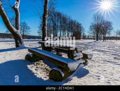 Zona di riposo in Eifel su un sentiero escursionistico in inverno Foto Stock