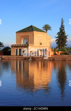 Il Marocco Marrakech Menara Pavilion riflessa sul suo lago nel tardo pomeriggio di sole. Foto Stock