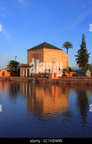 Il Marocco Marrakech Menara Pavilion riflessa sul suo lago nel tardo pomeriggio di sole. Foto Stock