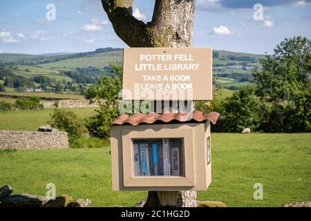 Potter Fell è una caduta nei pressi dei villaggi di Burneside e Staveley, Cumbria, Inghilterra. Sul cadavere sono presenti numerosi tarni, tra cui Gurnal Dubs Foto Stock