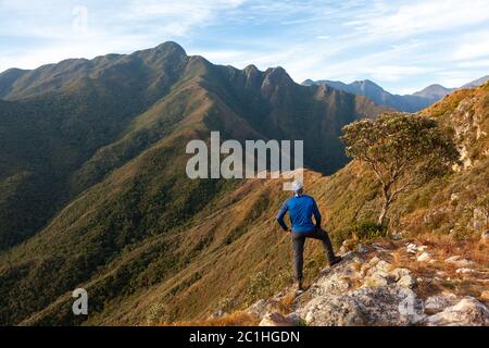 Persone non riconosciute che godono della vista del paesaggio montano da una montagna Foto Stock