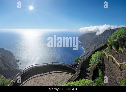 Punto di vista Mirador de Isora si affaccia sulla baia di Las Playas sull'isola di El Hierro, Isole Canarie, Spagna Foto Stock