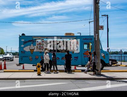 Toronto, Canada. 14 giugno 2020. Un camion gelato che serve i clienti sul lungomare nel centro di Toronto come COVID-19 restrizioni sono lentamente rilassato. Credit: EXImages/Alamy Live News Foto Stock