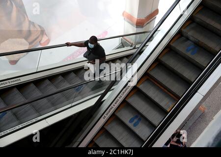 Lisbona, Portogallo. 15 giugno 2020. Un cliente con maschera facciale è raffigurato al Colombo Shopping Centre di Lisbona, in Portogallo, il 15 giugno 2020, mentre i centri commerciali riaprono a partire da oggi nella regione di Lisbona dopo il blocco per prevenire la diffusione della malattia di coronavirus COVID-19. Il Portogallo è in terza fase del processo di definamento dal 1° giugno, ma a causa di un significativo aumento dei casi di Covid-19 verificatisi nelle ultime settimane, rispetto al resto del paese, i centri commerciali riaprono a partire da oggi nella regione di Lisbona. Credit: Pedro Feuza/ZUMA Wire/Alamy Live News Foto Stock