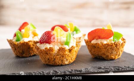 colazione sana e dolce. ricetta semplice e veloce per cupcake fatto in casa. dessert estivo per bambini. cestini di farinata d'avena Foto Stock