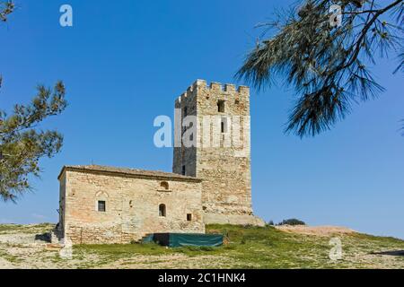 NEA FOKEA, KASSANDRA, Grecia - 31 Marzo 2019: Torre Bizantina in comune di Nea Fokea, Kassandra, Calcidica, Macedonia centrale, Grecia Foto Stock