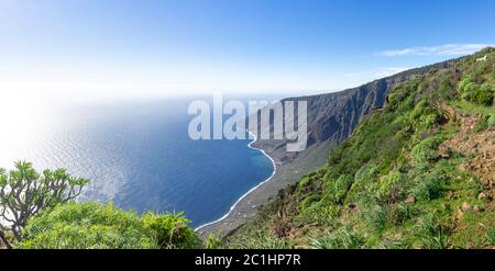 El Hierro, Isole Canarie - Vista della baia di Las Playas, sulla destra le piattaforme del punto di vista Mirador de Isora Foto Stock