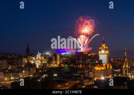 Fuochi d'artificio sul Castello di Edinburg Foto Stock