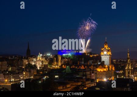 Fuochi d'artificio sul Castello di Edinburg Foto Stock