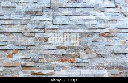 Particolare di un muro di pietra di pietre rugose allungate affacciate Foto Stock