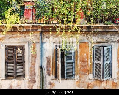 Tre antiche finestre con persiane chiuse Foto Stock