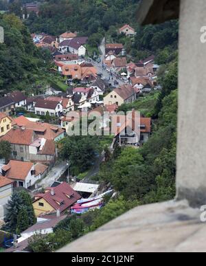 Karlstejn.Vista della città dal muro del castello. Boemia, Repubblica Ceca Foto Stock