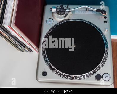 Giradischi stereo d'epoca con disco in vinile e vecchi lps su scaffale Foto Stock