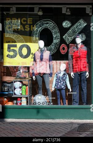 Mountain Warehouse vetrina mostra pubblicità sconti a metà prezzo. Foto Stock