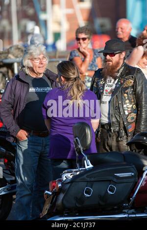 Weymouth Bike Night - i motociclisti si incontrano per socializzare e mostrare le loro moto su Custom House Quay, Weymouth, Dorset. Foto Stock