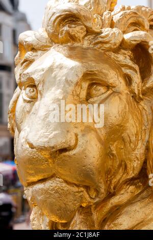 Il leone dorato ai piedi della statua del re, Weymouth, Dorset. Foto Stock