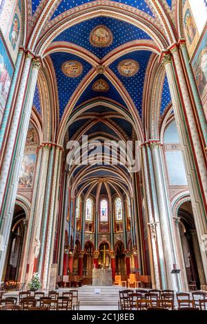 Parigi, Francia - 9 giugno 2020: Vista dell'abbazia Abbaye Saint-Germain-des-Pres, una chiesa benedettina romanica medievale situata sulla riva sinistra in Pa Foto Stock