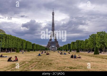 Parigi, Francia - 10 giugno 2020: I parigini tornano a rilassarsi sui prati degli Champs de Mars di fronte alla Torre Eiffel dopo il blocco dovuto alla covid-1 Foto Stock