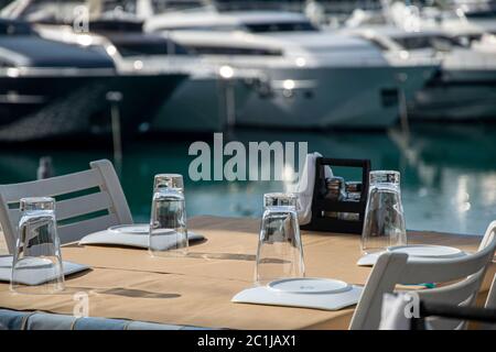 Bicchieri e posate pronti per mangiare Foto Stock