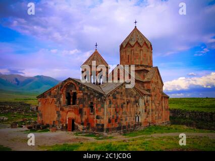 Vista esterna della Cattedrale di San Giovanni Battista di Hovhannes Karapet, presso il Monastero di Hovhannavank, Ohanavan, Aragatsotn Provision Foto Stock