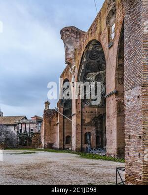 Basilica di Massenzio Vista prospettica esterna Foto Stock