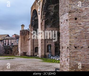 Basilica di Massenzio Vista prospettica esterna Foto Stock