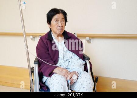 Donna anziana o anziana paziente su sedia a rotelle così triste in ospedale Foto Stock
