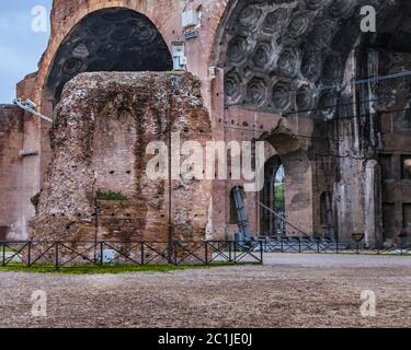 Basilica di Massenzio Vista prospettica esterna Foto Stock