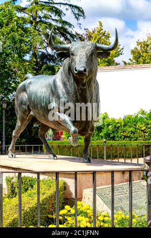 Scultura di toro - ingresso principale all'arena - Plaza des Toros nella storica città fortezza, Rondaâ vicino a Malaga, Andalusia, Spagna Foto Stock
