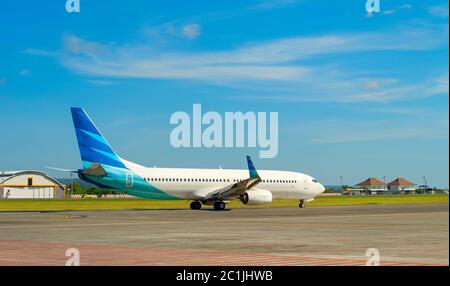 Decollo in aereo dalla pista dell'aeroporto di Bali Foto Stock