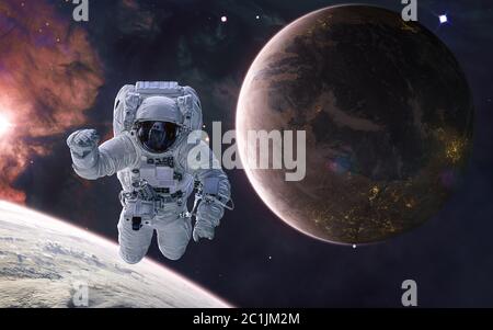 Astronauta sullo sfondo di un pianeta colonizzato. Pianeti di spazio profondo in caldo cielo stellato. Fantascienza Foto Stock