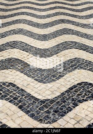 Tomar, Portogallo tipico mosaico portoghese bianco e nero pavimentazione in ciottoli. Si trovano anche in Brasile e in altri paesi che erano colonie portoghesi Foto Stock