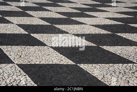 Tomar, Portogallo tipico mosaico portoghese bianco e nero pavimentazione in ciottoli. Si trovano anche in Brasile e in altri paesi che erano colonie portoghesi Foto Stock