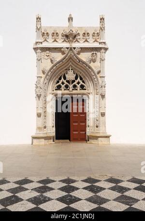 Portogallo Tomar. Portale della Chiesa di San Giovanni Battista, costruita tra il XV e il XVI secolo. Tipico primo piano in ciottoli bianchi e neri Foto Stock