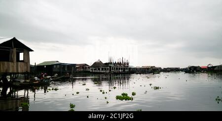 Case in palafitte nel villaggio di Ganvie sul lago Nokoue, Benin Foto Stock