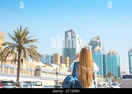 Donna che scatta foto mobile del Souq Centrale a Sharjah City, Emirati Arabi Uniti Foto Stock