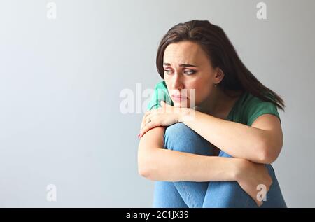 Ritratto di una donna triste che guarda pensieroso circa i suoi problemi Foto Stock